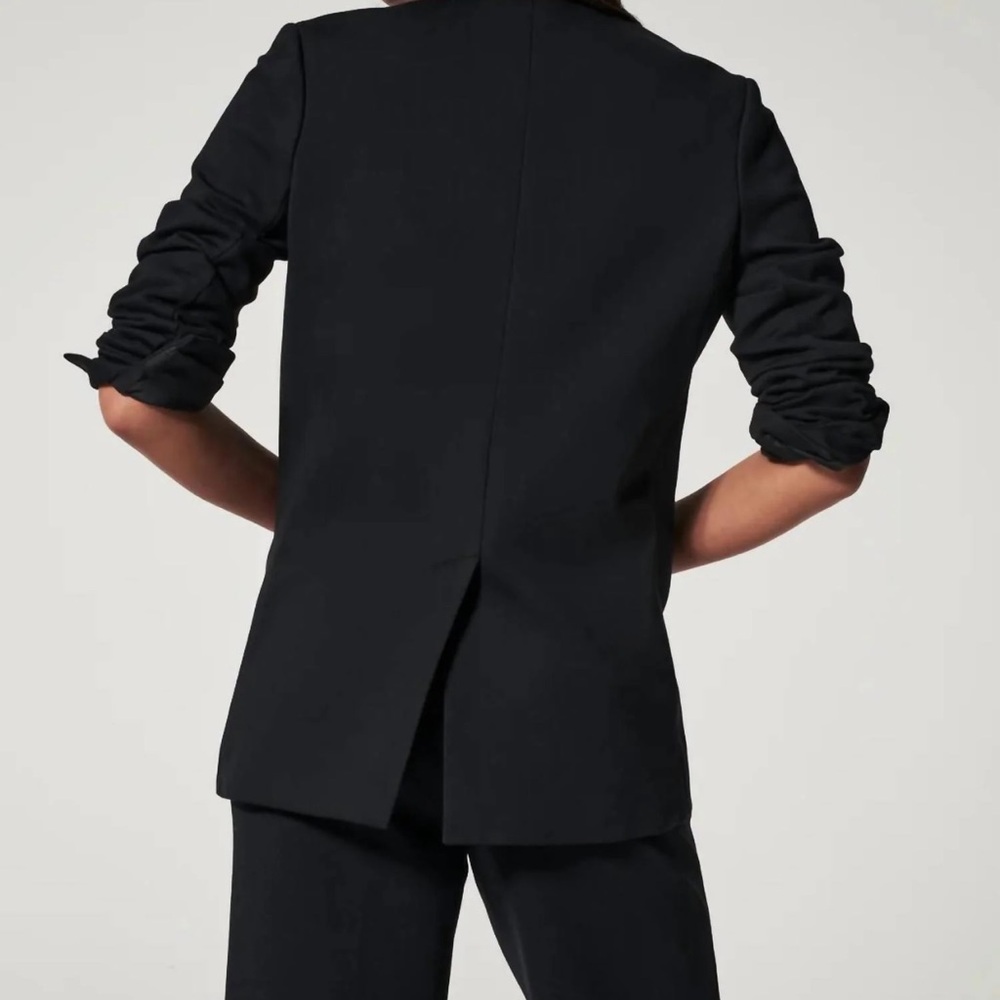 The Perfect Oversized Blazer
Classic Black / L - Picture 2 of 8